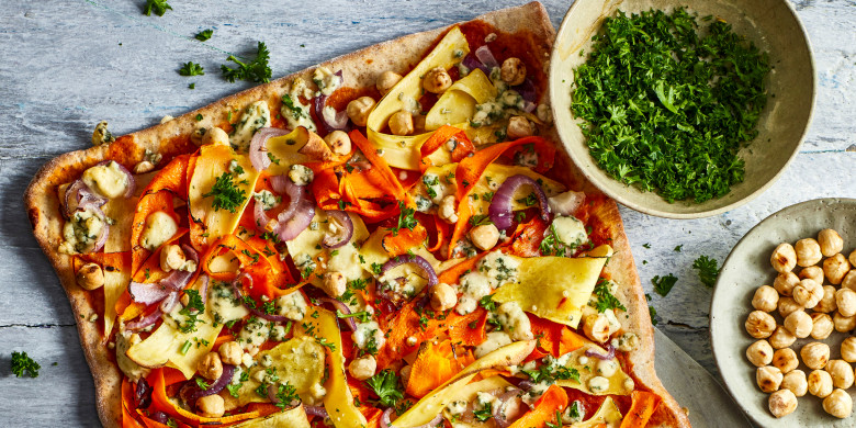 Pizza met pastinaak, blauwe kaas en hazelnoten