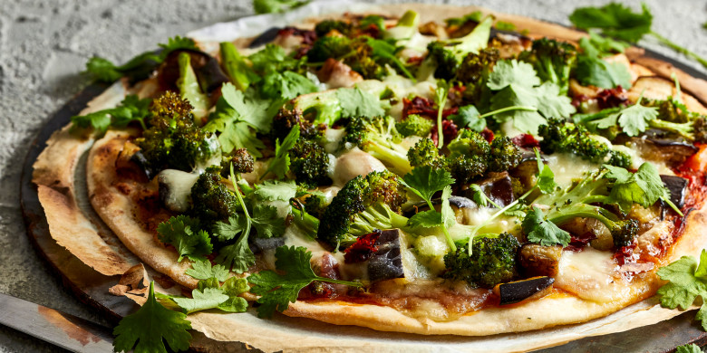 Pizza met broccoli, sambal en burrata
