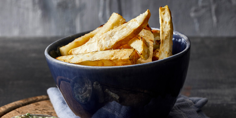 Knolselderijfriet met peterselie-aioli 