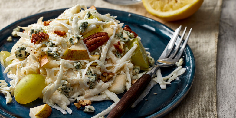 Fruitige knolselderijsalade met blauwe kaas 
