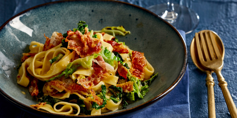 Tagliatelle met savooiekool in romige eiersaus 