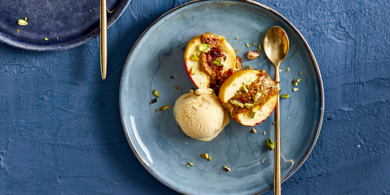Geroosterd appeltje met pistachespijs en roomijs 