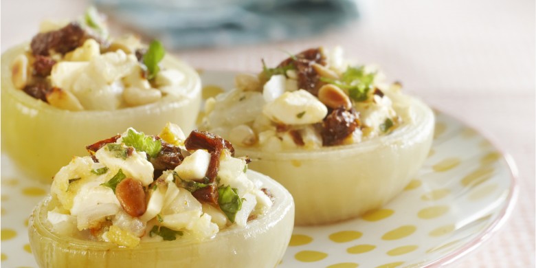 Gevulde uien met feta, pijnboompitten en tomaat