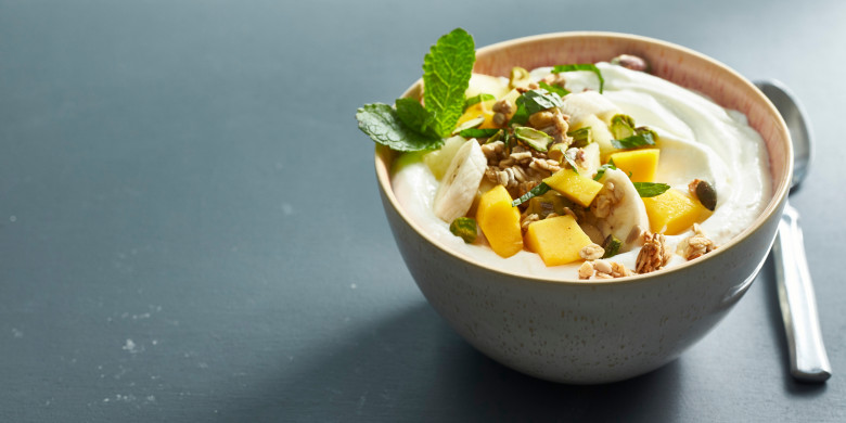 Kwark met tropisch fruit en pistache