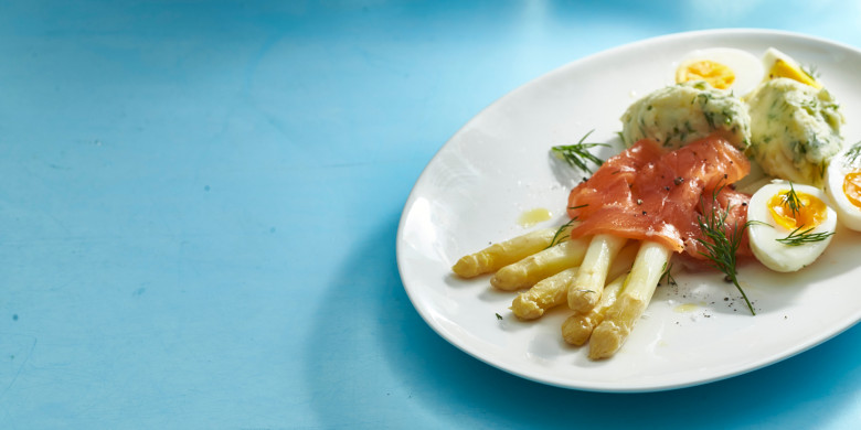 Asperges met gerookte zalm en ei