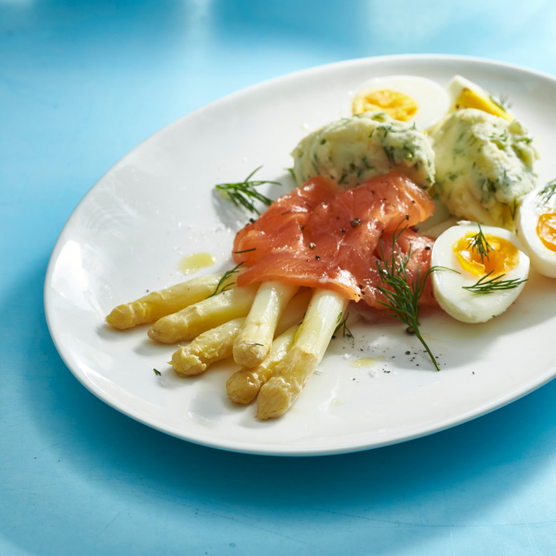 Asperges met gerookte zalm en ei