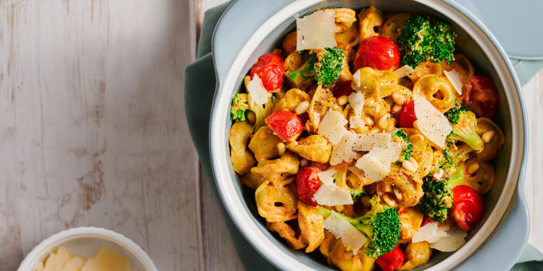 Tortellini met broccoli in romige tomatensaus