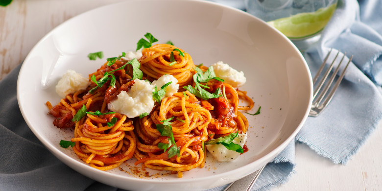 Spaghetti met gekaramelliseerde sjalotten en mozzarella