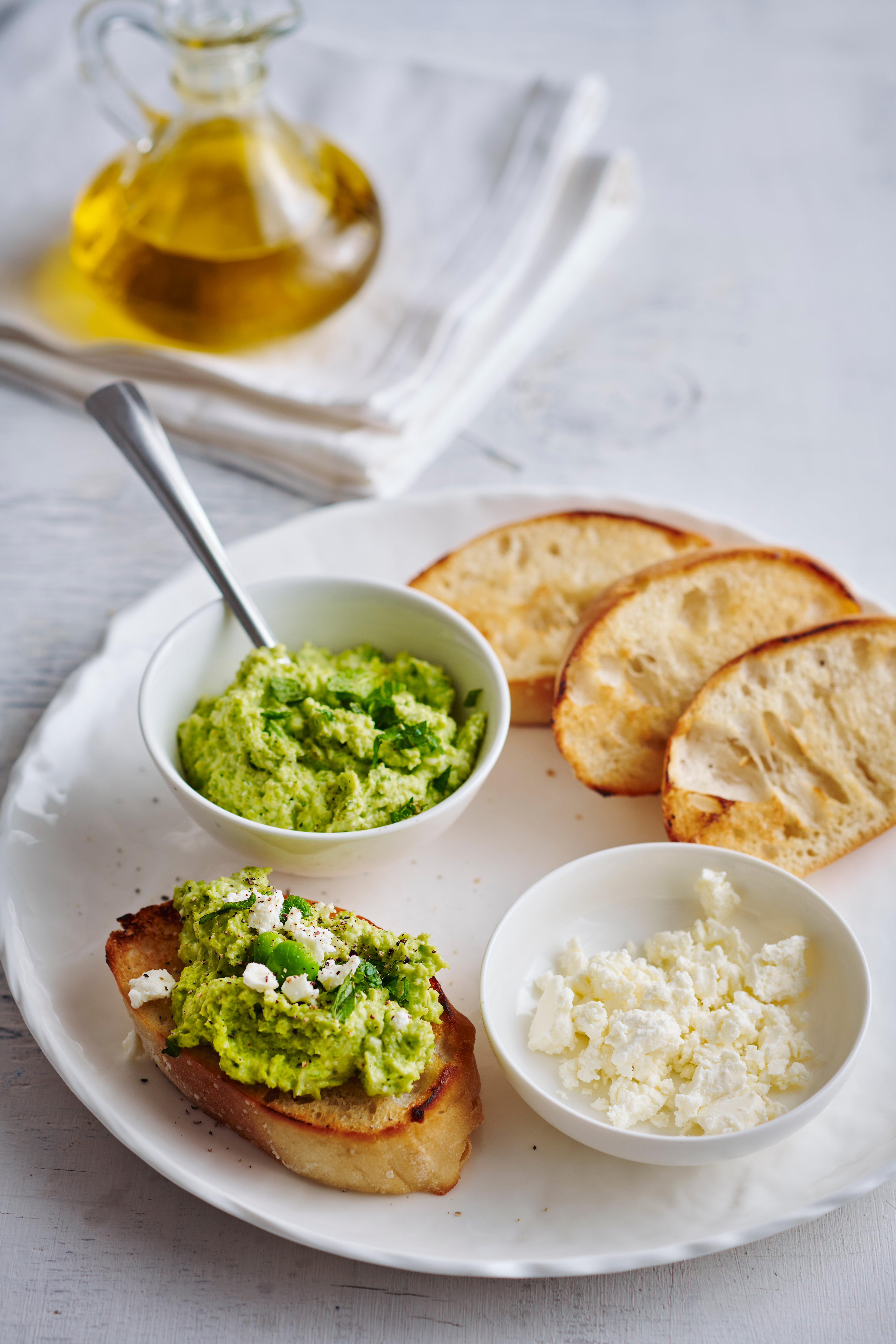 Crostini met tuinbonen en feta