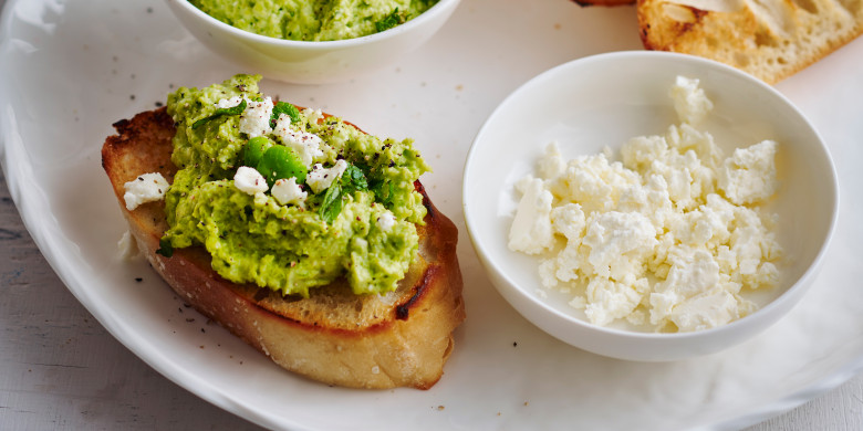 Crostini met tuinbonen en feta