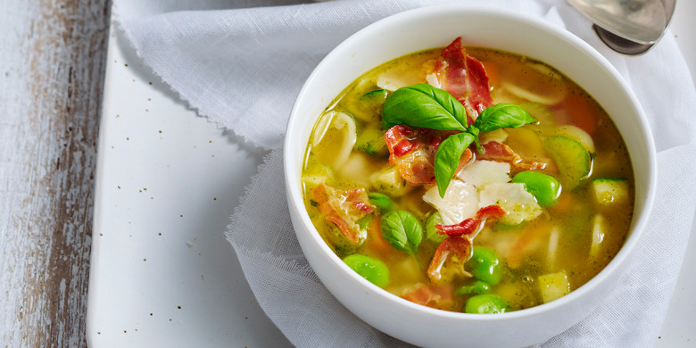 Lichte minestrone met tuinbonen, courgette en pancetta
