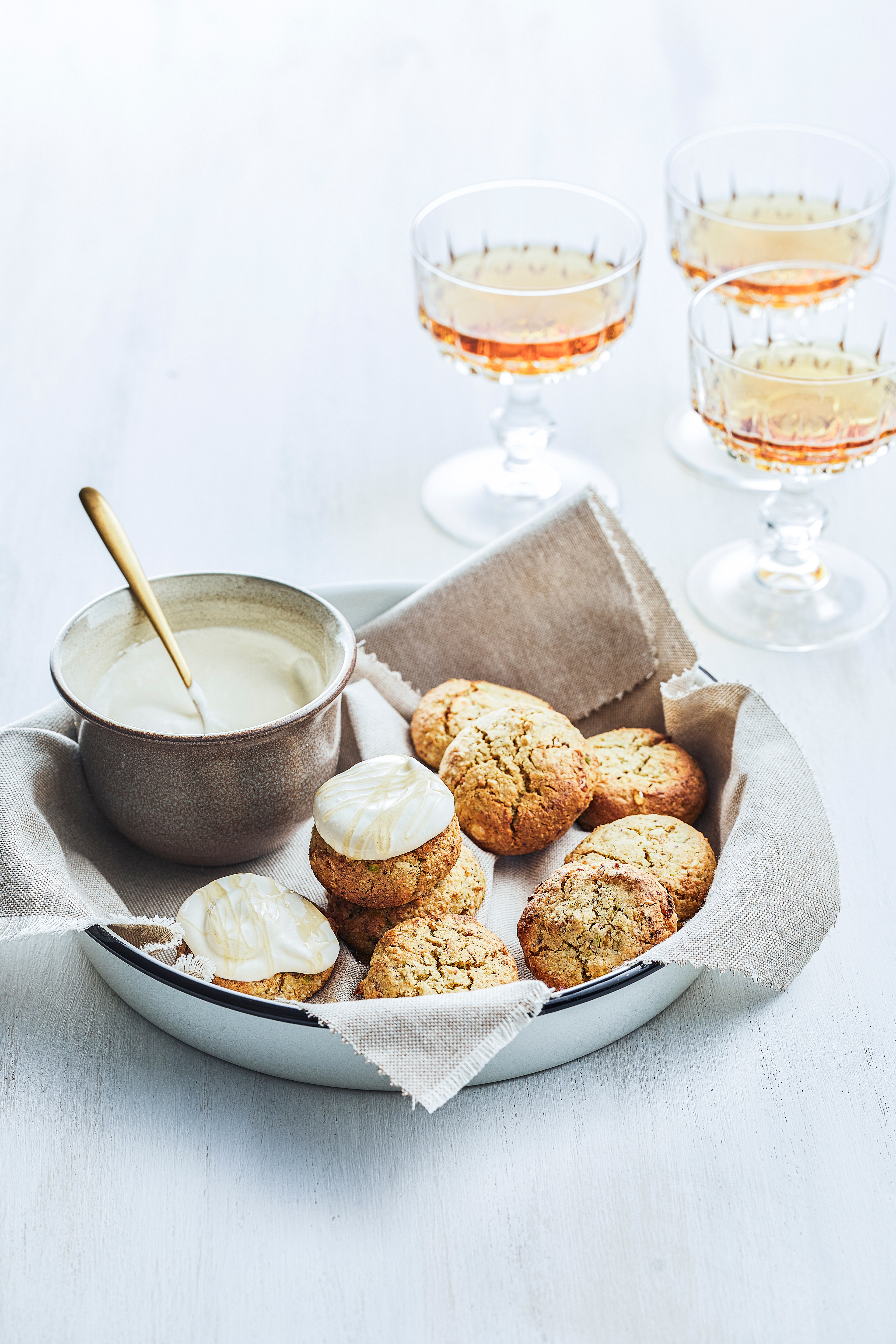 Rozijnenkoekjes met room en honing