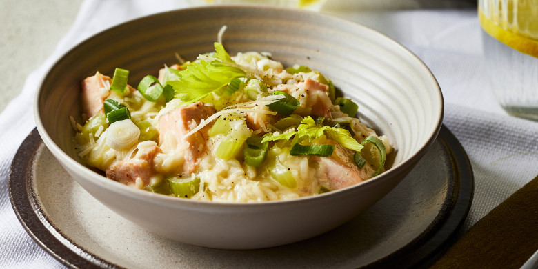 Risotto met zalm, bosui en bleekselderij 