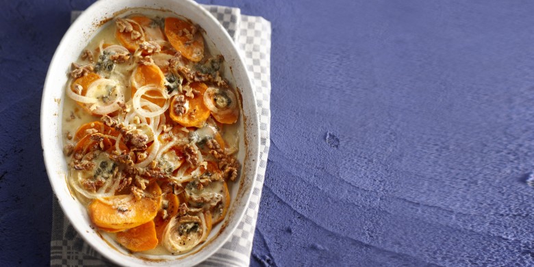 Gratin van zoete aardappel met roquefort en walnoten