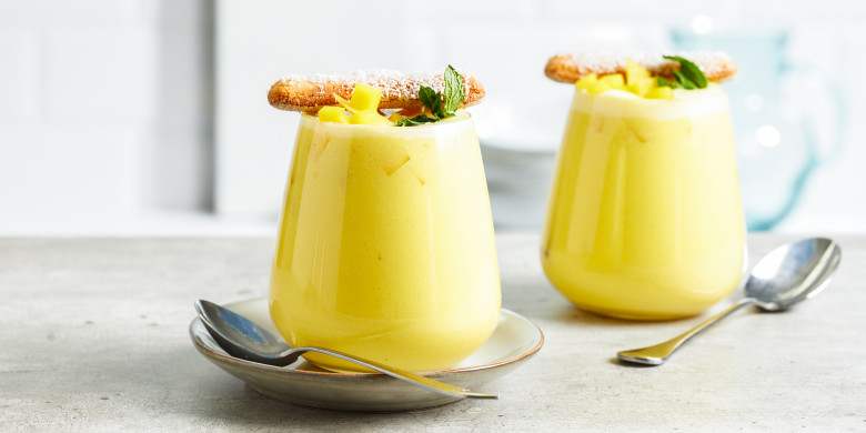 Feestelijke smoothie met tropisch fruit