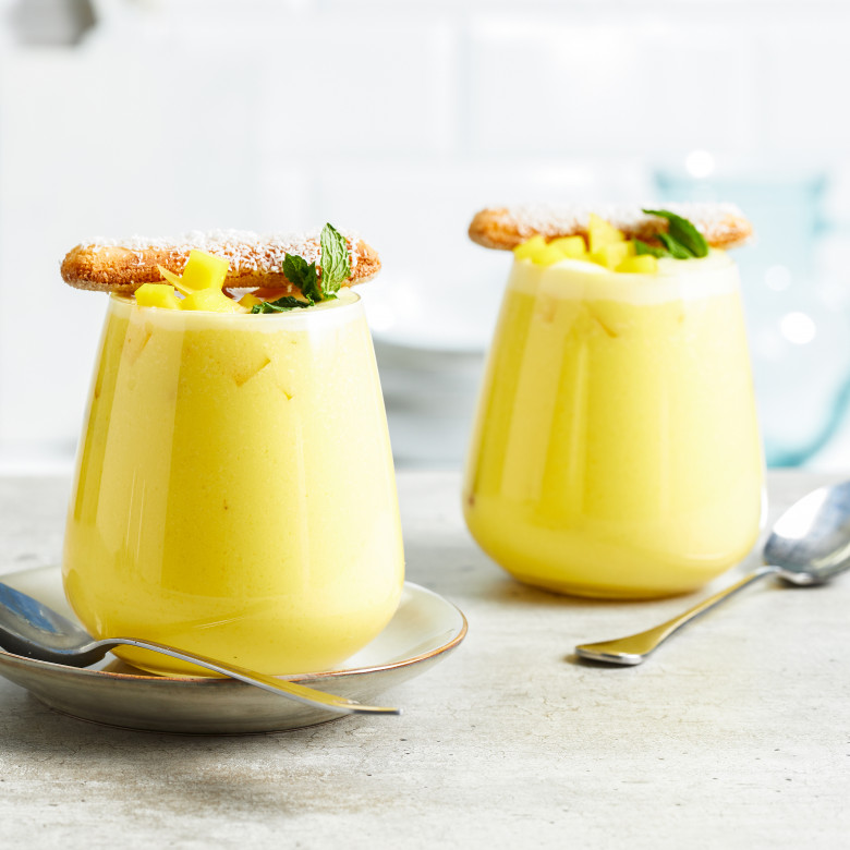 Feestelijke smoothie met tropisch fruit