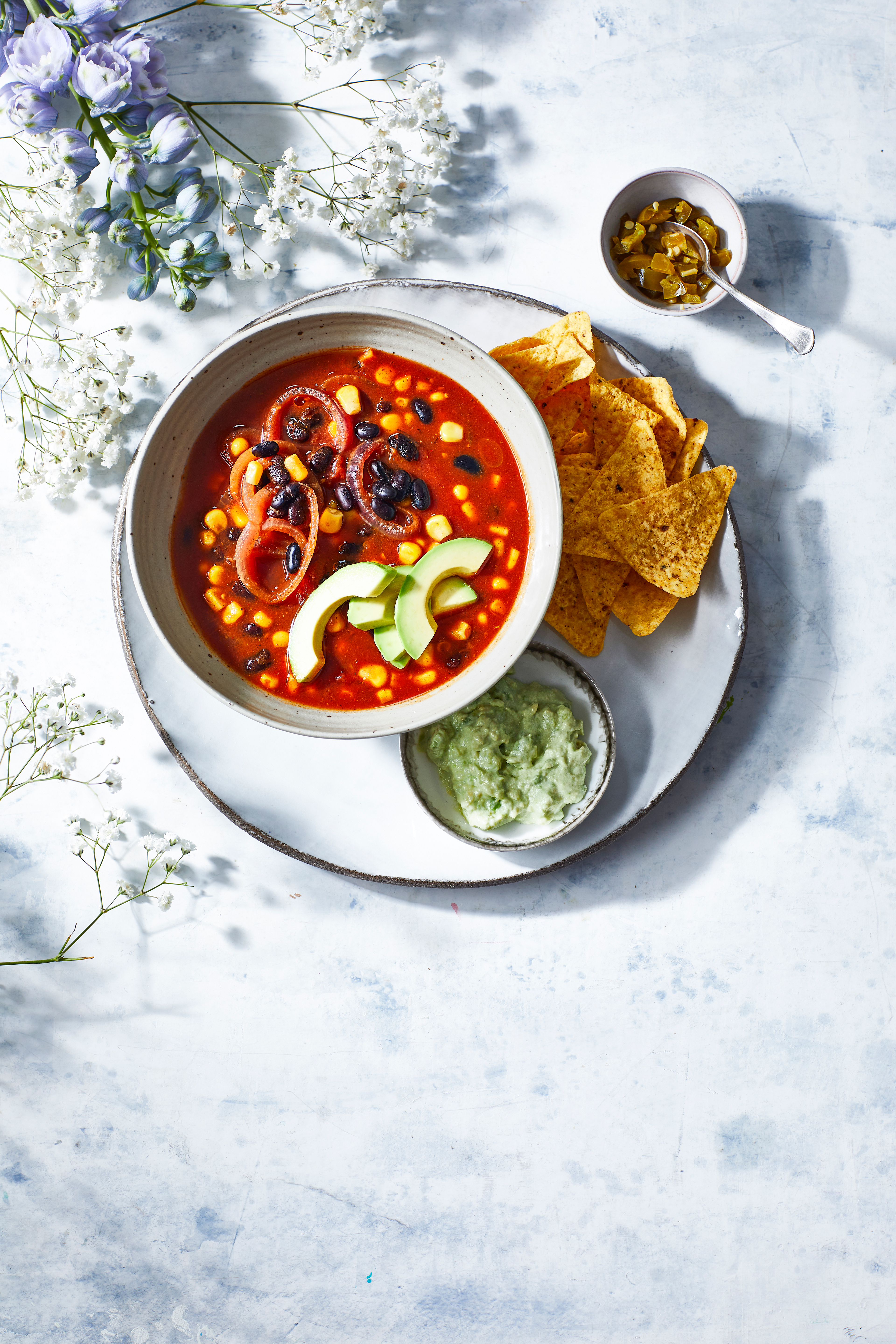 Mexicaanse bonensoep met tortillachips