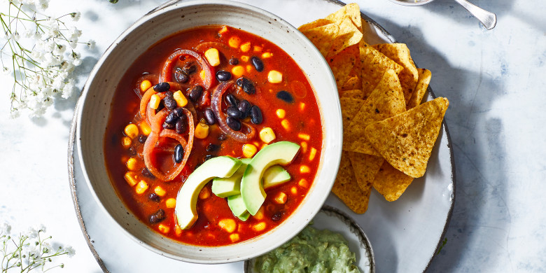 Mexicaanse bonensoep met tortillachips 