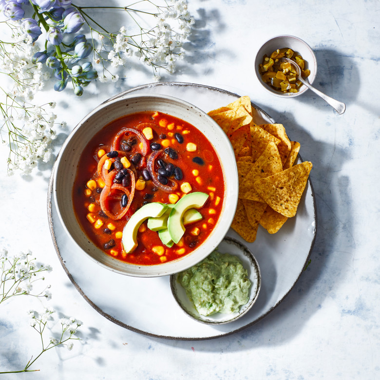 Mexicaanse bonensoep met tortillachips