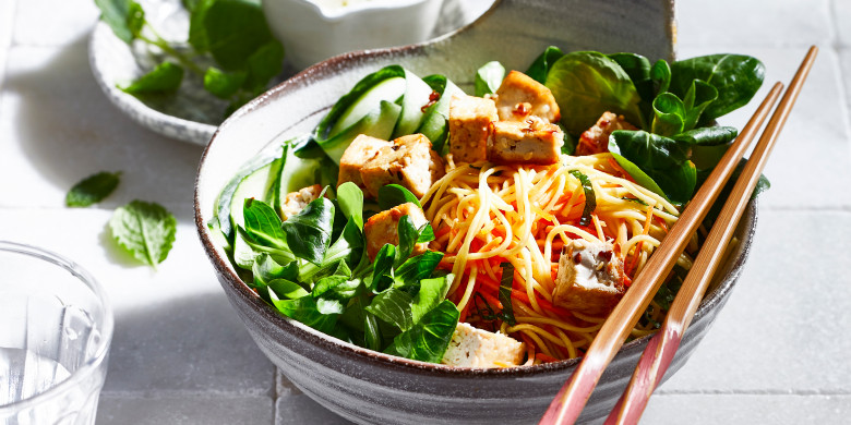 Noedelsalade met knapperige tofu 
