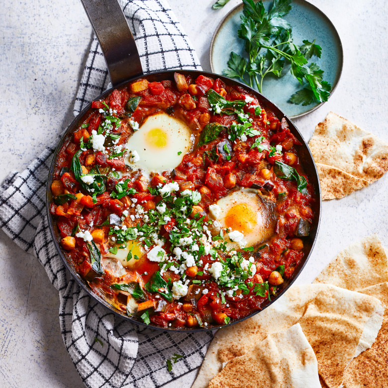 Goedgevulde shakshuka met kikkererwten