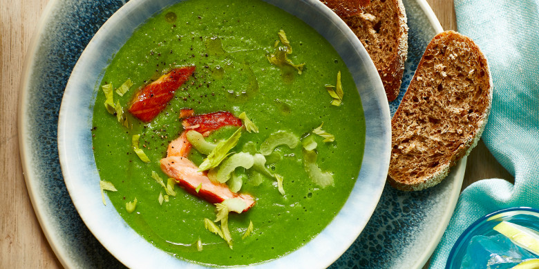 Voorjaarssoep van doperwten en warmgerookte zalm 