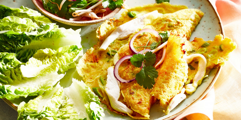 Vietnamese banh xeo met mihoen en kip 