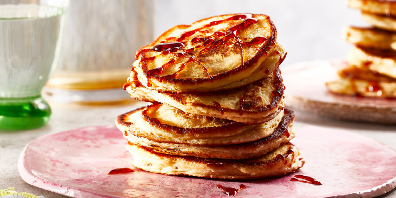 American pancakes met rozijnen en pecannoten 