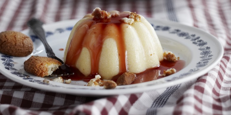 Griesmeelpudding met amandel en bessensap