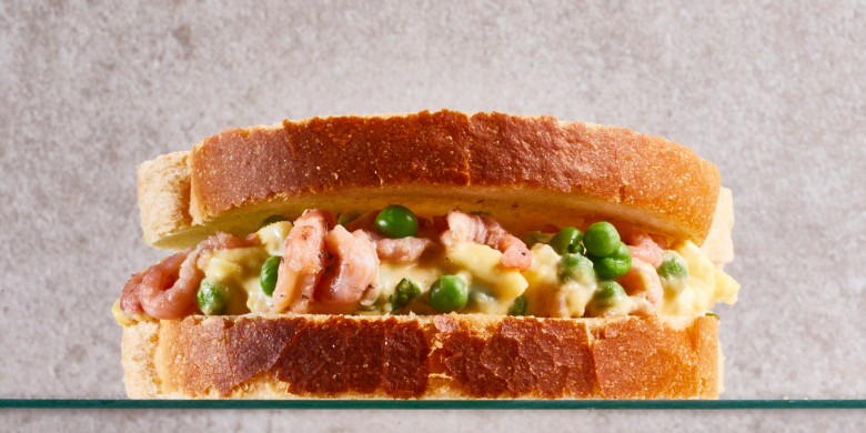 Sandwich doperwten-eiersalade met garnalen 