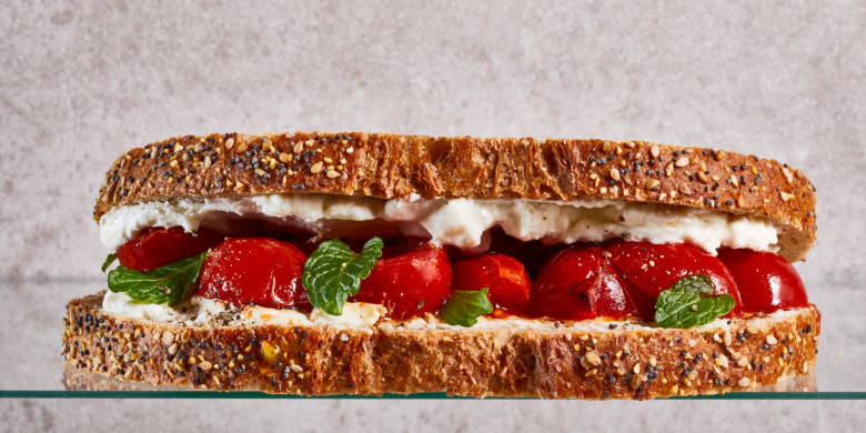 Sandwich fetaspread met gebakken tomaatjes 