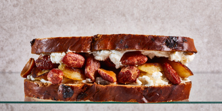 Sandwich gebakken banaan met ricotta-roomkaas en suikerpinda’s 