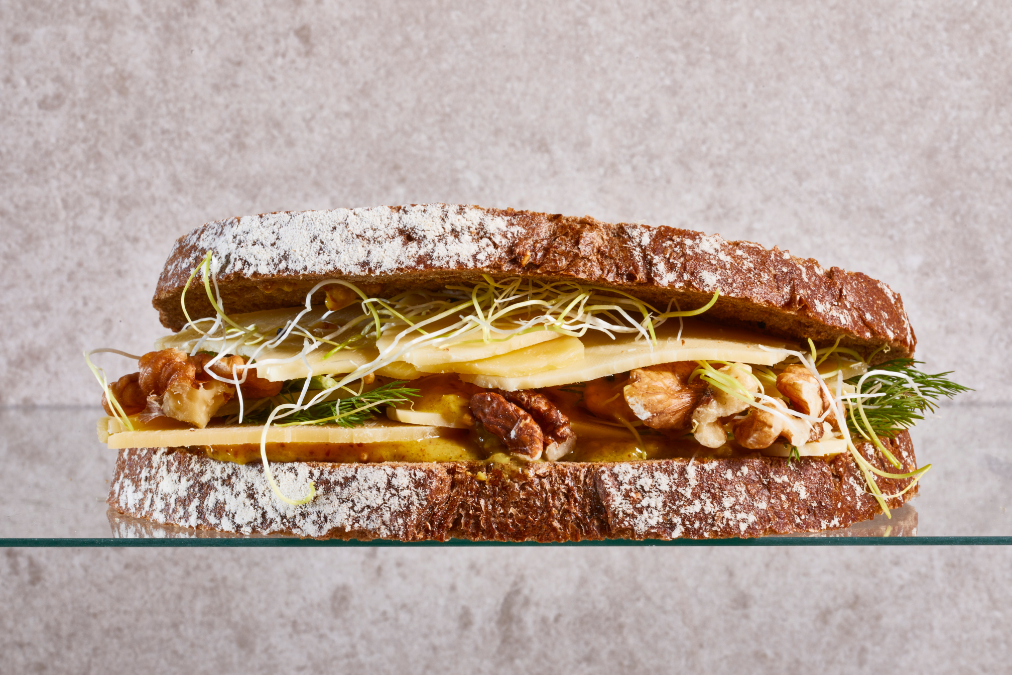 Sandwich oude kaas met honing-mosterdsaus