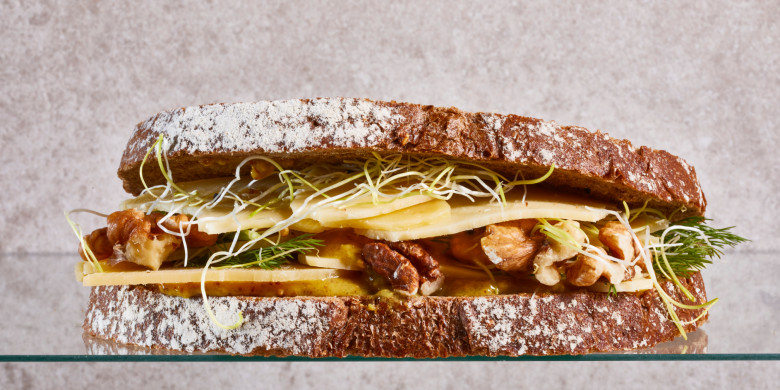 Sandwich oude kaas met honing-mosterdsaus 