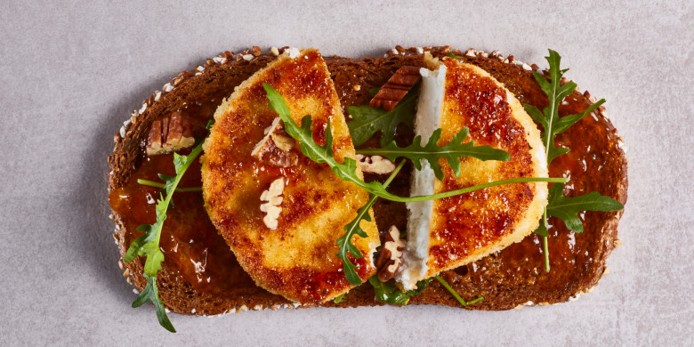 Sandwich gebakken geitenkaas met abrikozenjam 