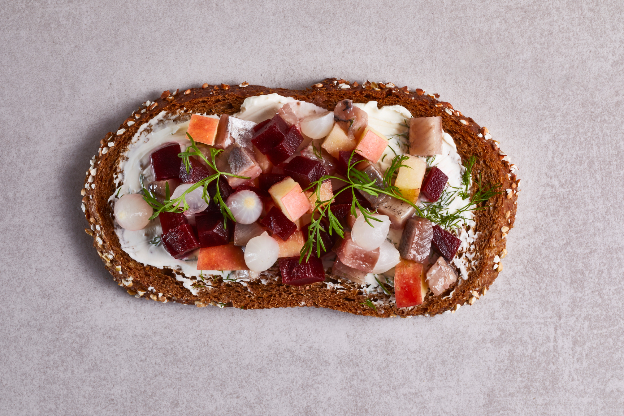 Sandwich haring-bietensalade