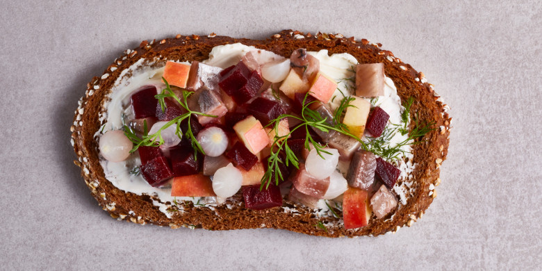 Sandwich haring-bietensalade 