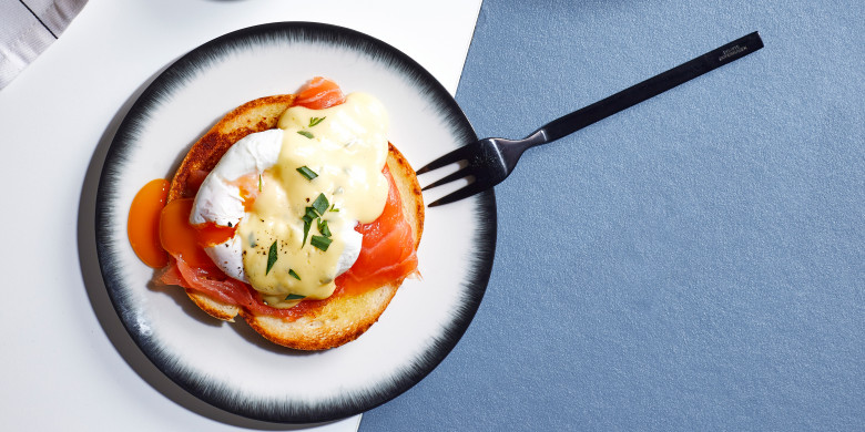 Eggs benedict met gerookte zalm en bearnaisesaus 