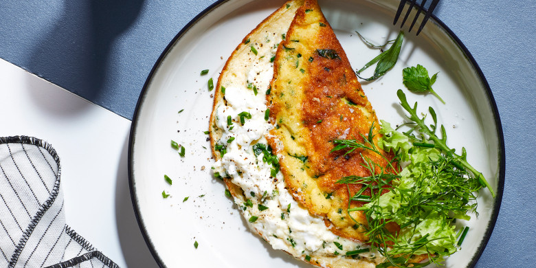 Soufflé-omelet met verse kruiden en geitenkaas 