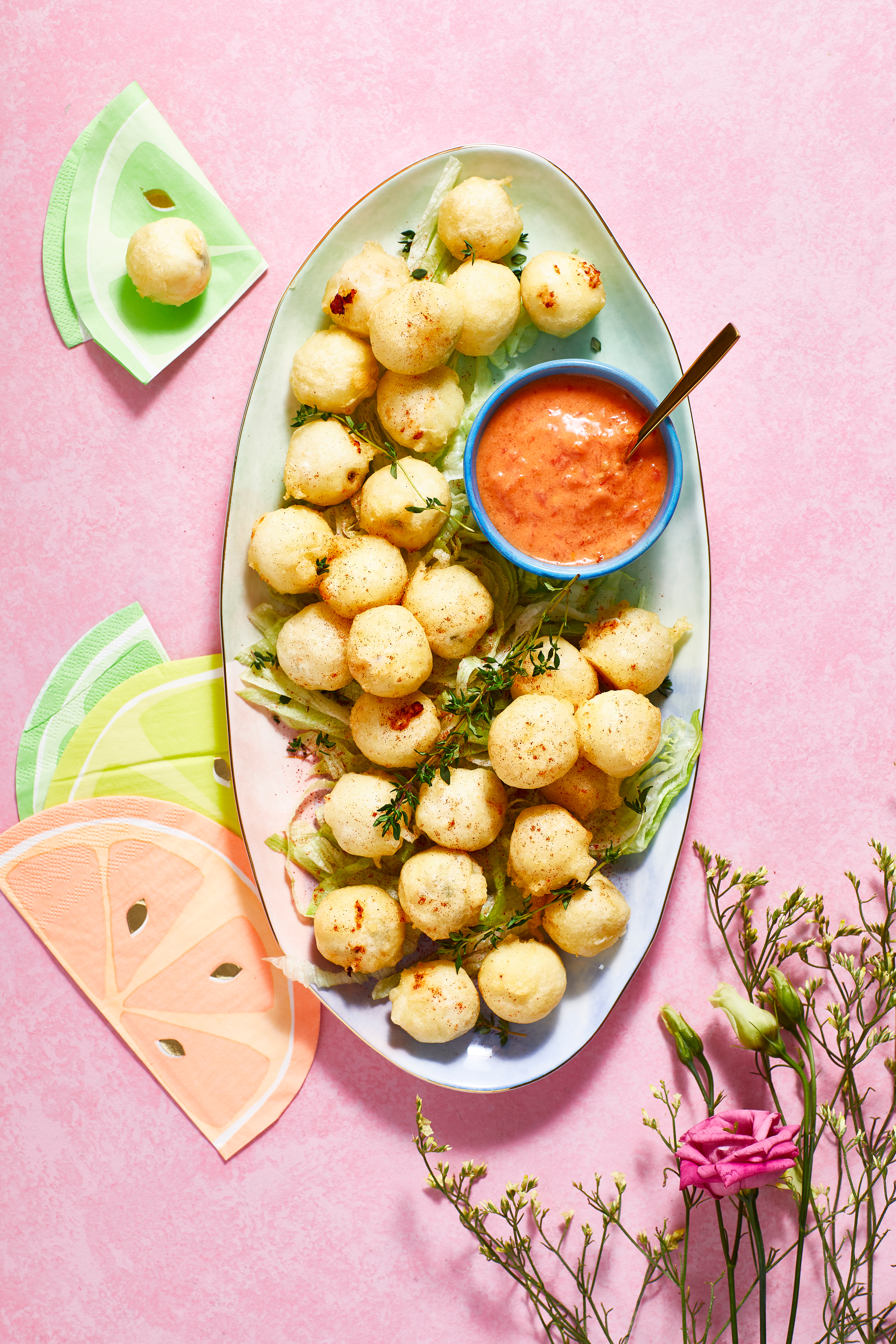 Krokante kaasballetjes met pittige tomatendip