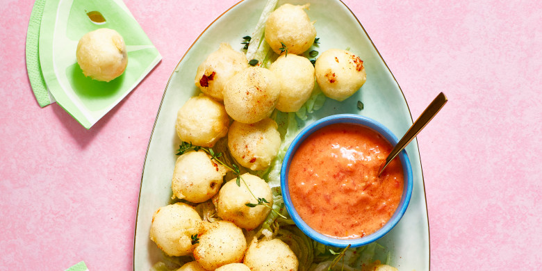 Krokante kaasballetjes met pittige tomatendip 