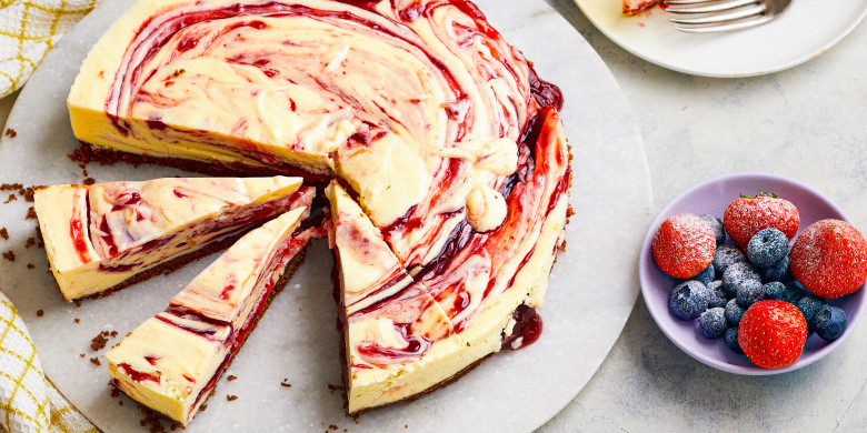 Witte choco-mascarponetaart met bosvruchten 