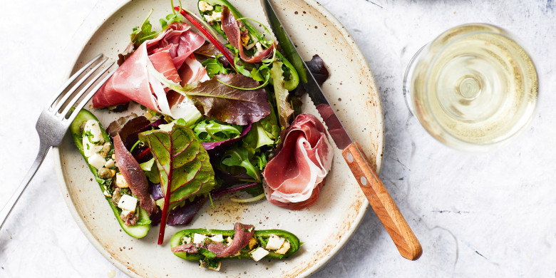 Salade met gevulde komkommer en parmaham