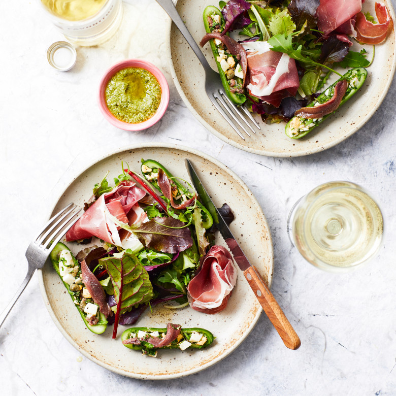 Salade met gevulde komkommer en parmaham