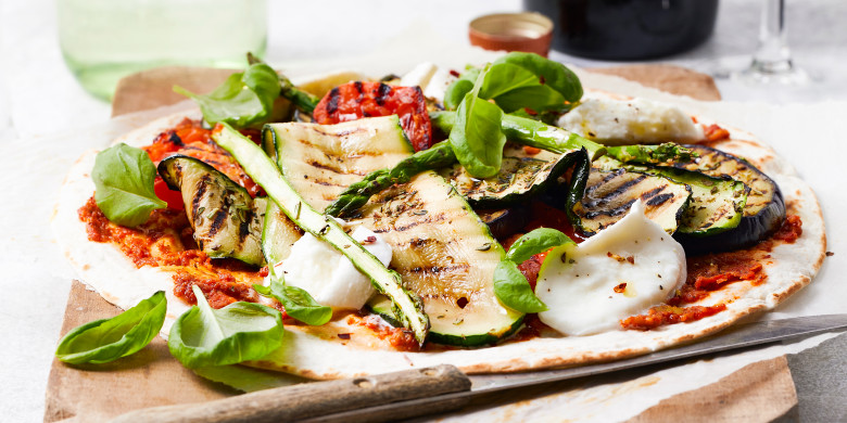 Lente‘pizza’ met gegrilde groenten en mozzarella 