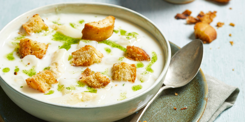 Aspergesoep met peterselie-olie en knoflookcroutons