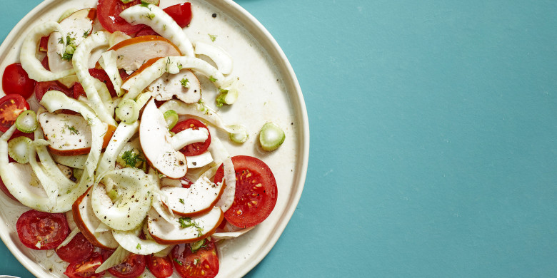 Tomatensalade met gemarineerde venkel en gerookte kip