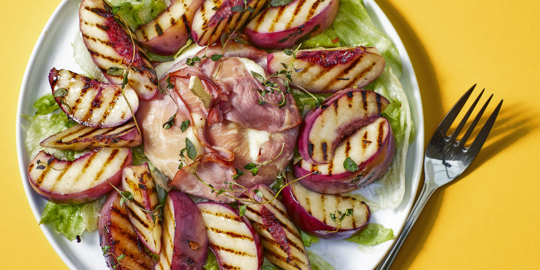 Gegrilde nectarine met mozzarella en spek