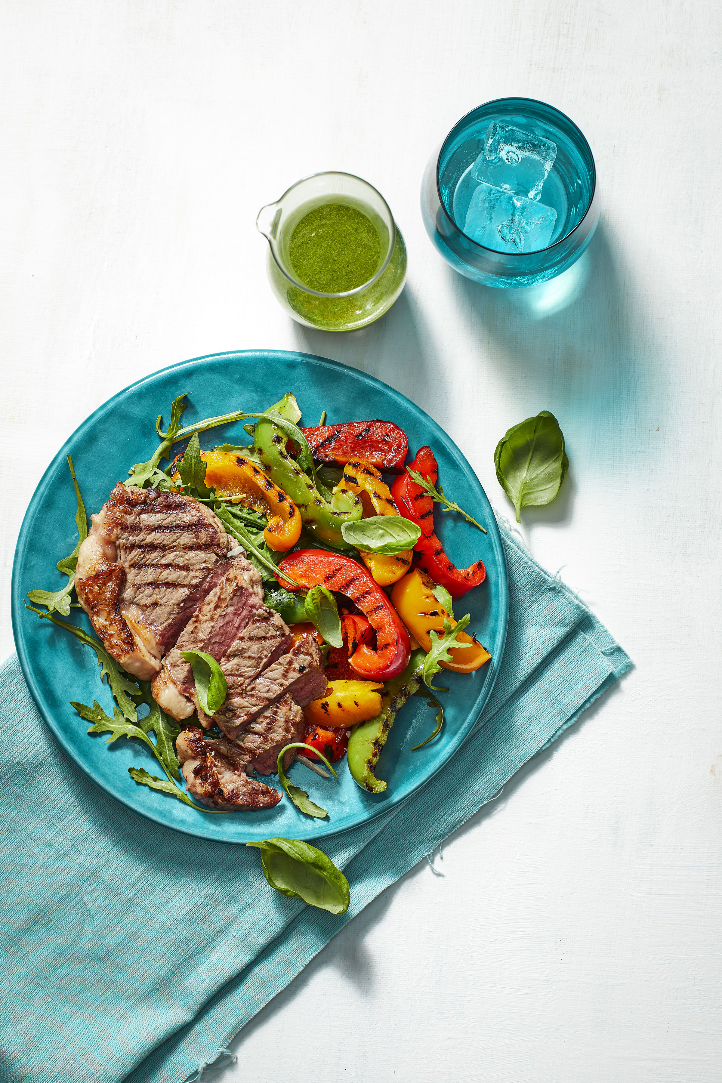 Geroosterde paprikamix met entrecote en basilicumdressing