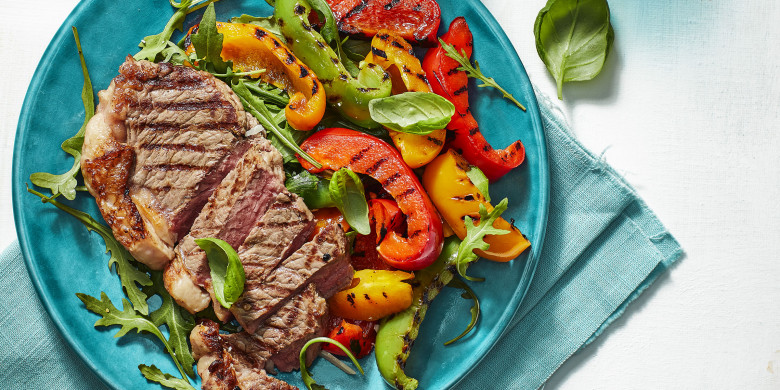 Geroosterde paprikamix met entrecote en basilicumdressing 
